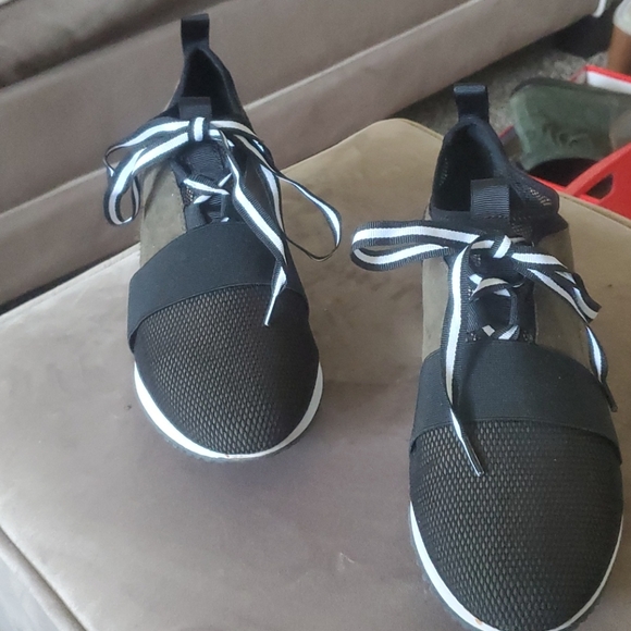 Sneakers - Picture 2 of 7